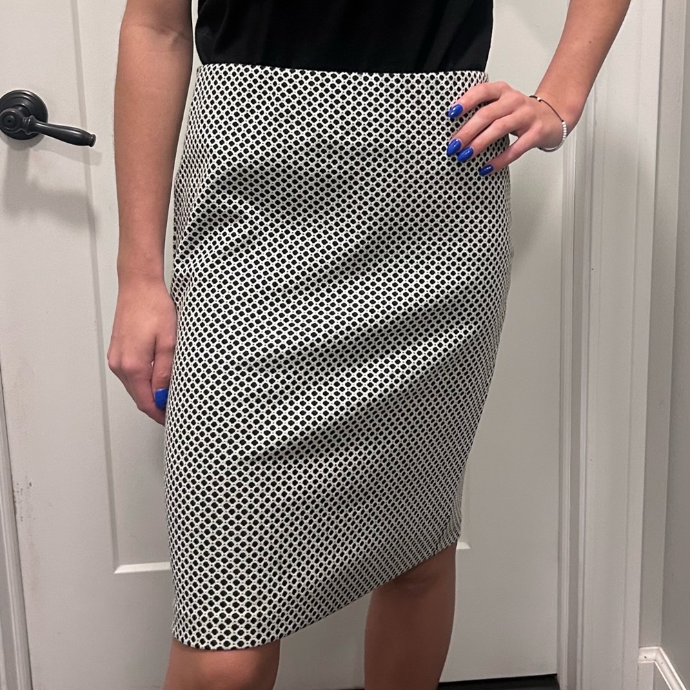 LOFT Black and White Patterned Pencil Skirt